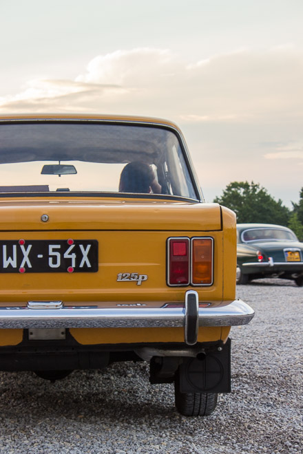 Kultowy żółty Fiat 125p"