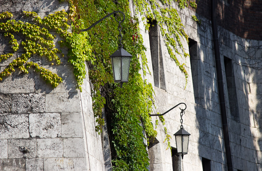 Lampy na budynku administracyjnym na Wawelu