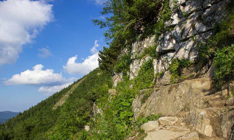 Półka skalna na Akademickiej Perci