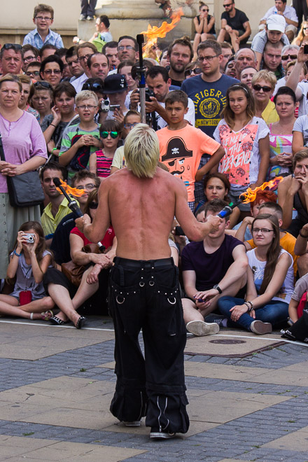 Aerial Manx żongluje płonącymi pochodniami