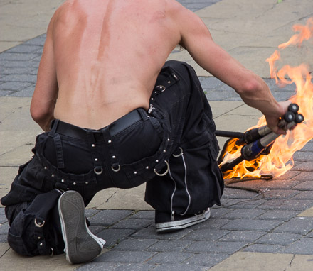Aerial Manx podpalający pochodnie