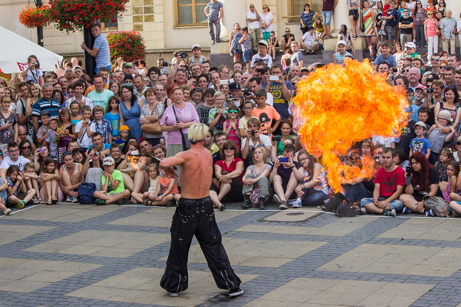 Zabawa z płonącym biczem w wykonaniu Aerial Manxa