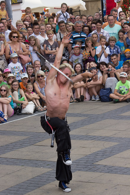 Aerial Manx przechodzi przez rakietę tenisową