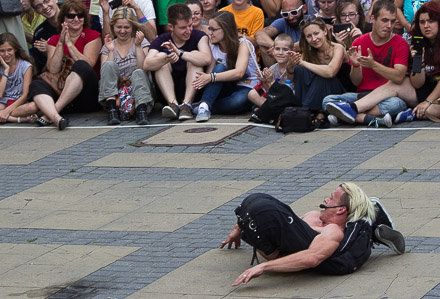 Gimnastyczne sztuczki Aerial Manxa pod lubelskim Ratuszem