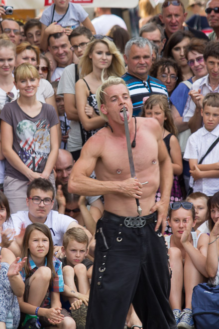 Aerial Manx przygotowuje się do połknięcia miecza