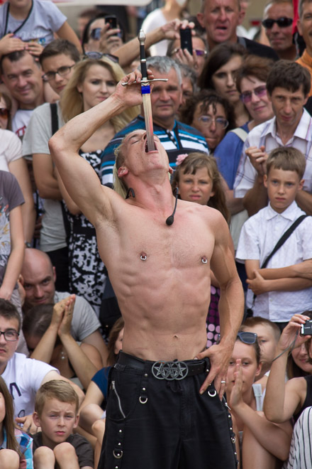 Aerial Manx połyka miecz