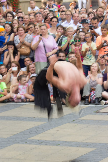 Aerial Manx wykonuje salto z połkniętym mieczem