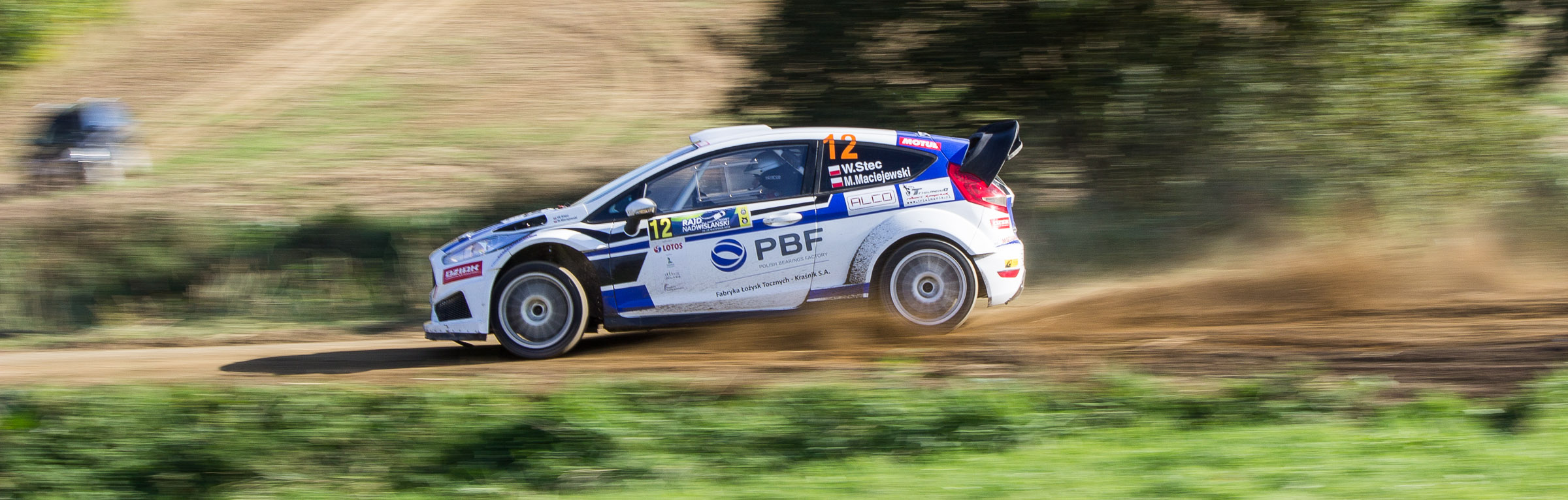 Wiesław Stec mknie po szutrze w Gutanowie na OS-ie Garbów