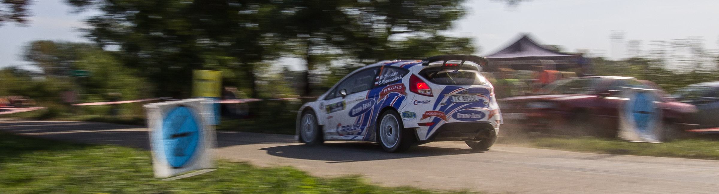 Zwycięzca rajdu Wojciech Chuchała na dohamowaniu na OS-ie Wilków