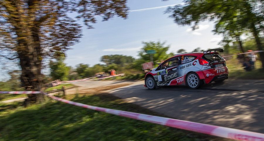 Ford Fiesta R5 pokonuje zakręt na OS-ie Wilków