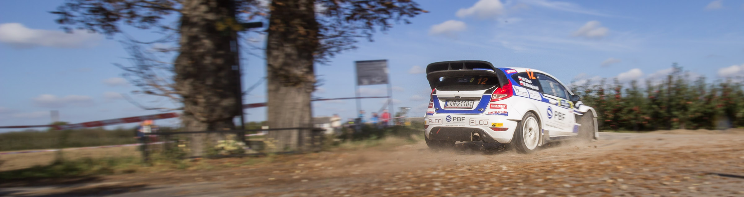 Wiesław Stec zamiata kamienie na trasie OS-u Wilków