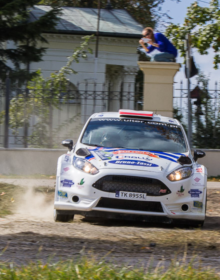 Zwycięzca rajdu Wojciech Chuchała pokonuje szykanę na OS-ie Rogów