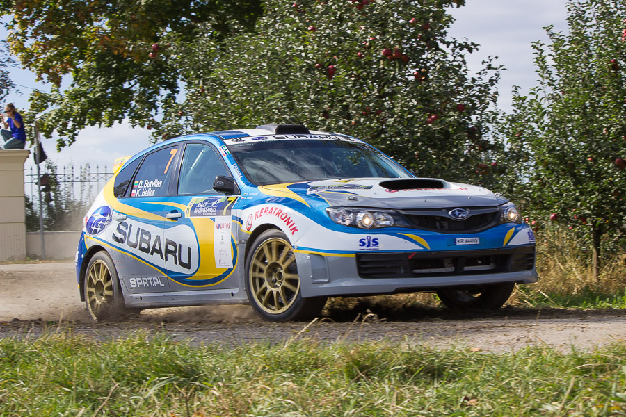 Litewsko-polska załoga w Subaru Imprezie wychodzi z szykany