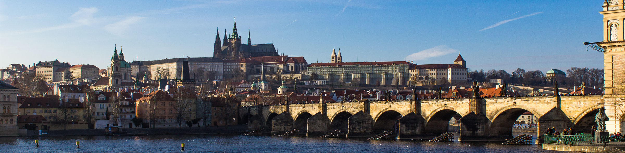 Most Karola, na drugim planie Malá Strana, Hradczany i Zamek